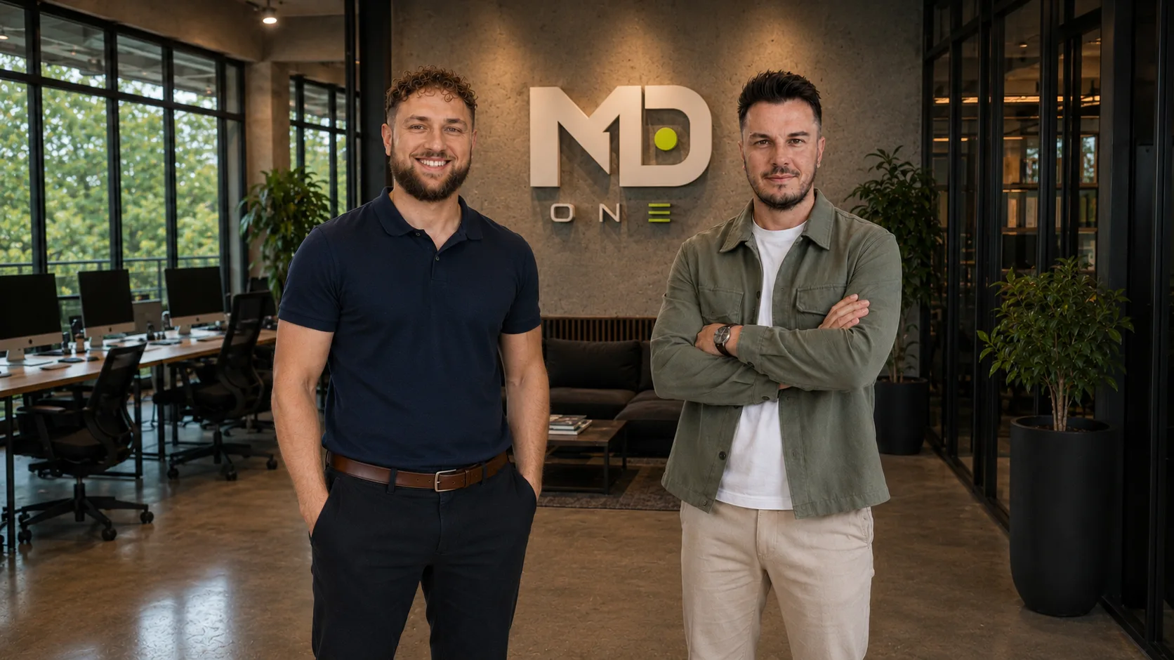 Mario Albrecht und Dominik Kaufmann vor der MD-One-Wand